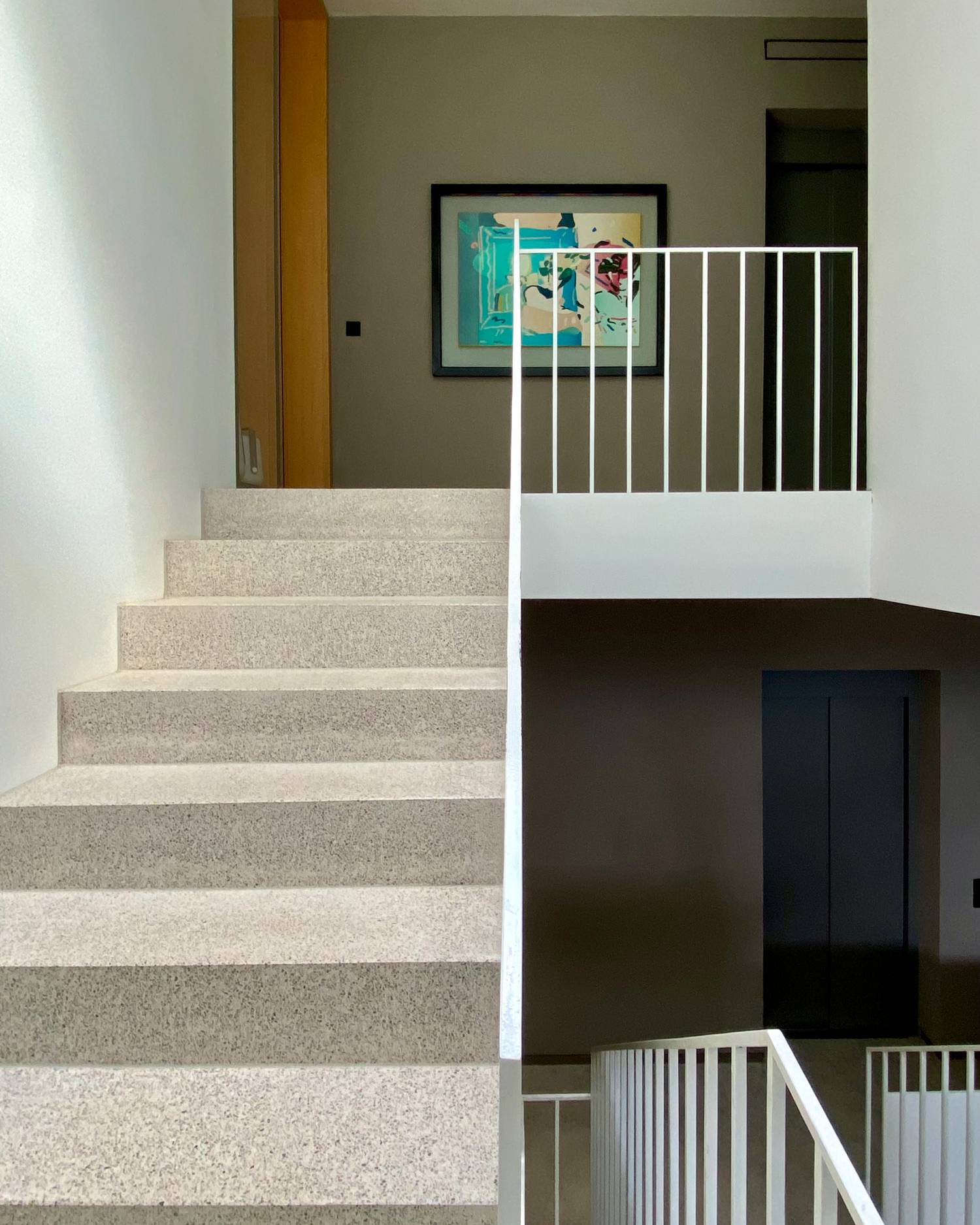 Maßgefertigte Terrazzotreppe mit feiner Körnung in einem Einfamilienhaus
