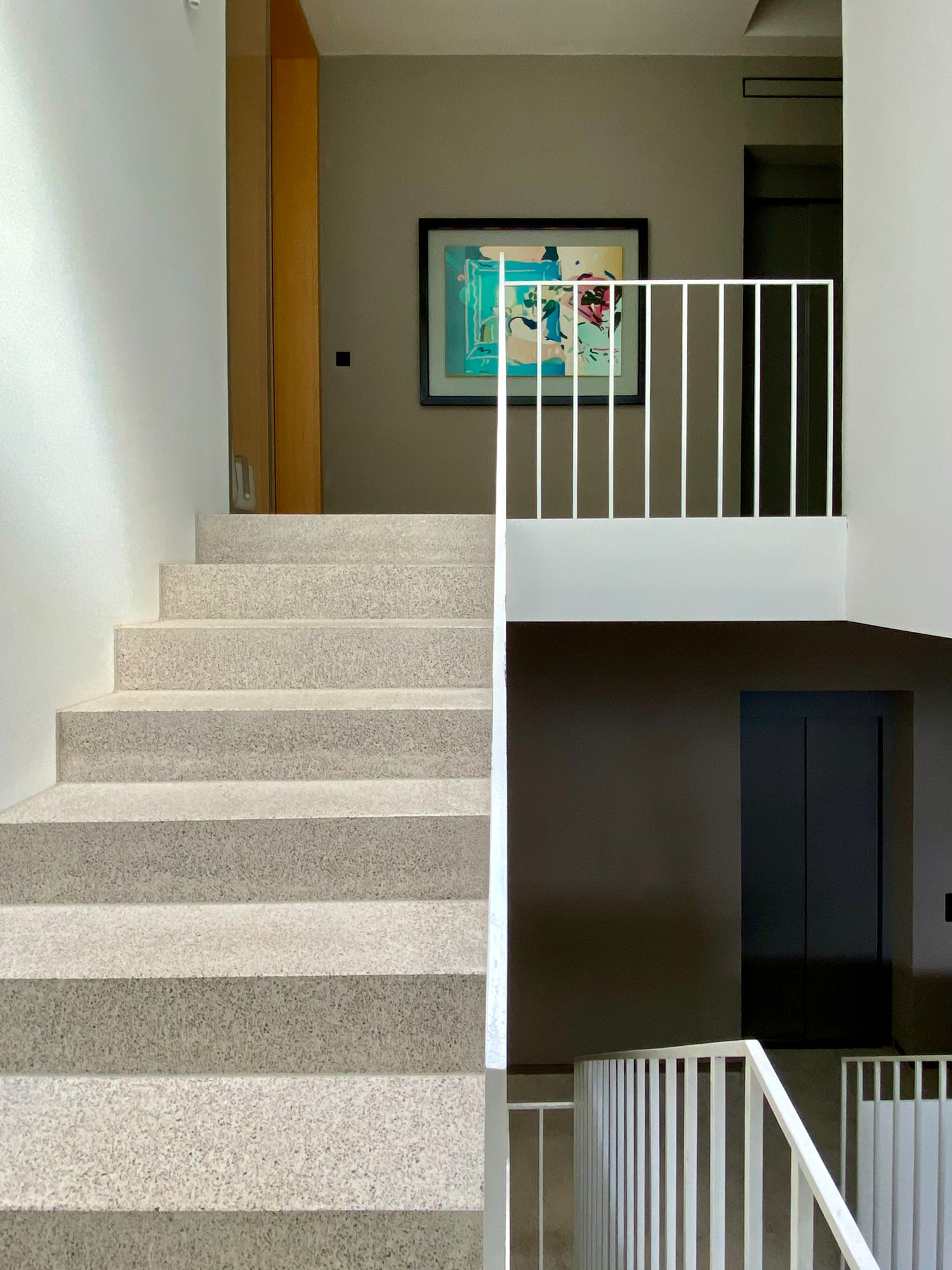 Maßgefertigte Terrazzotreppe mit feiner Körnung in einem Einfamilienhaus