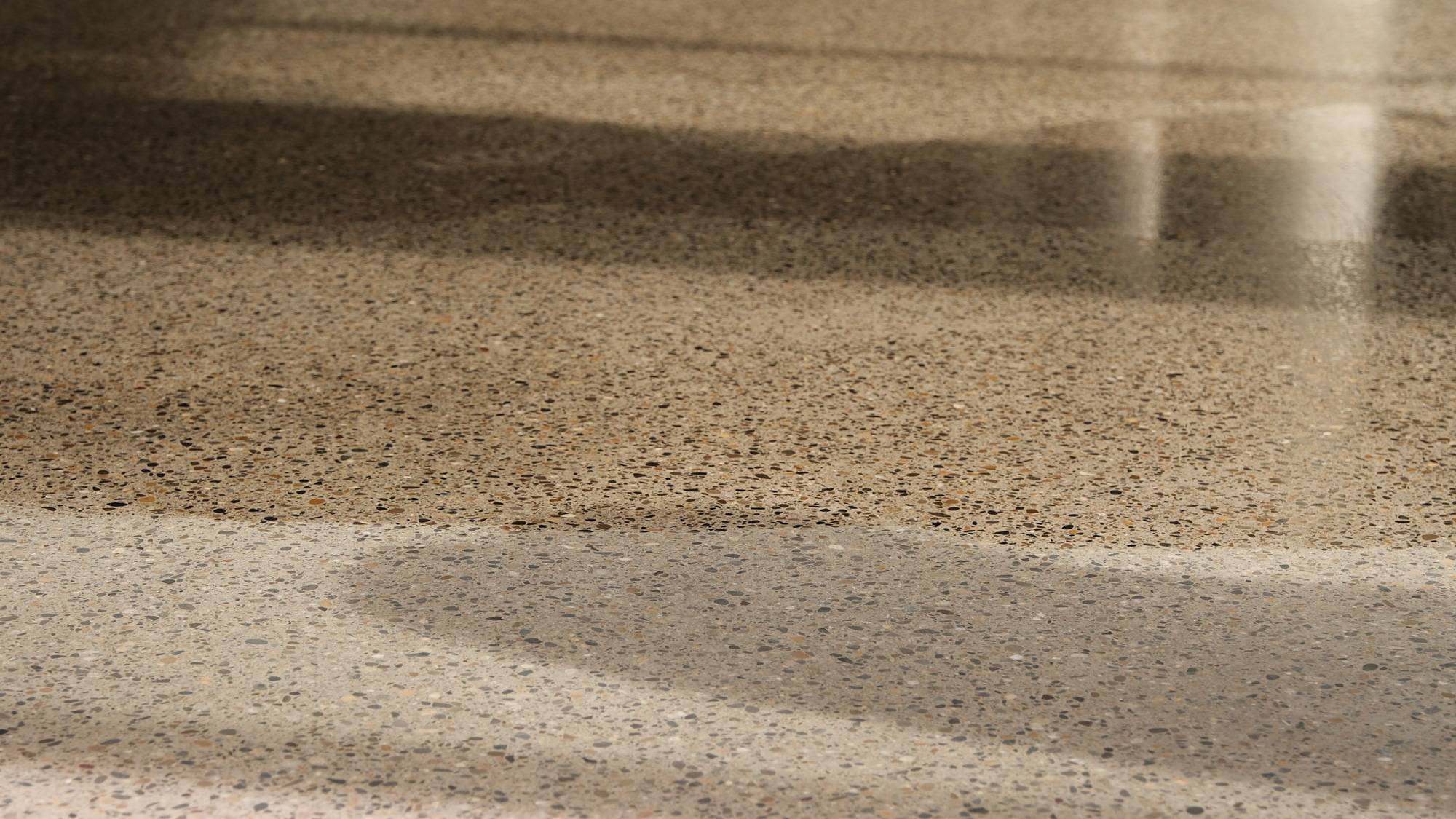 Detailaufnahme eines Sichtestrich in Terrazzooptik.