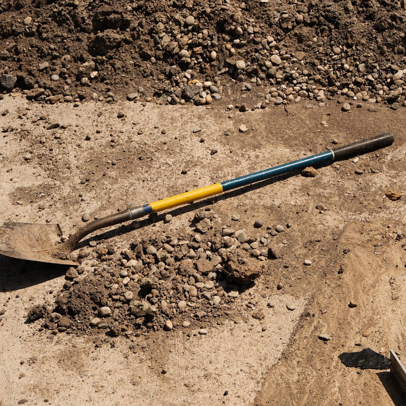 Nahaufnahme einer Baustelle mit Schaufel.