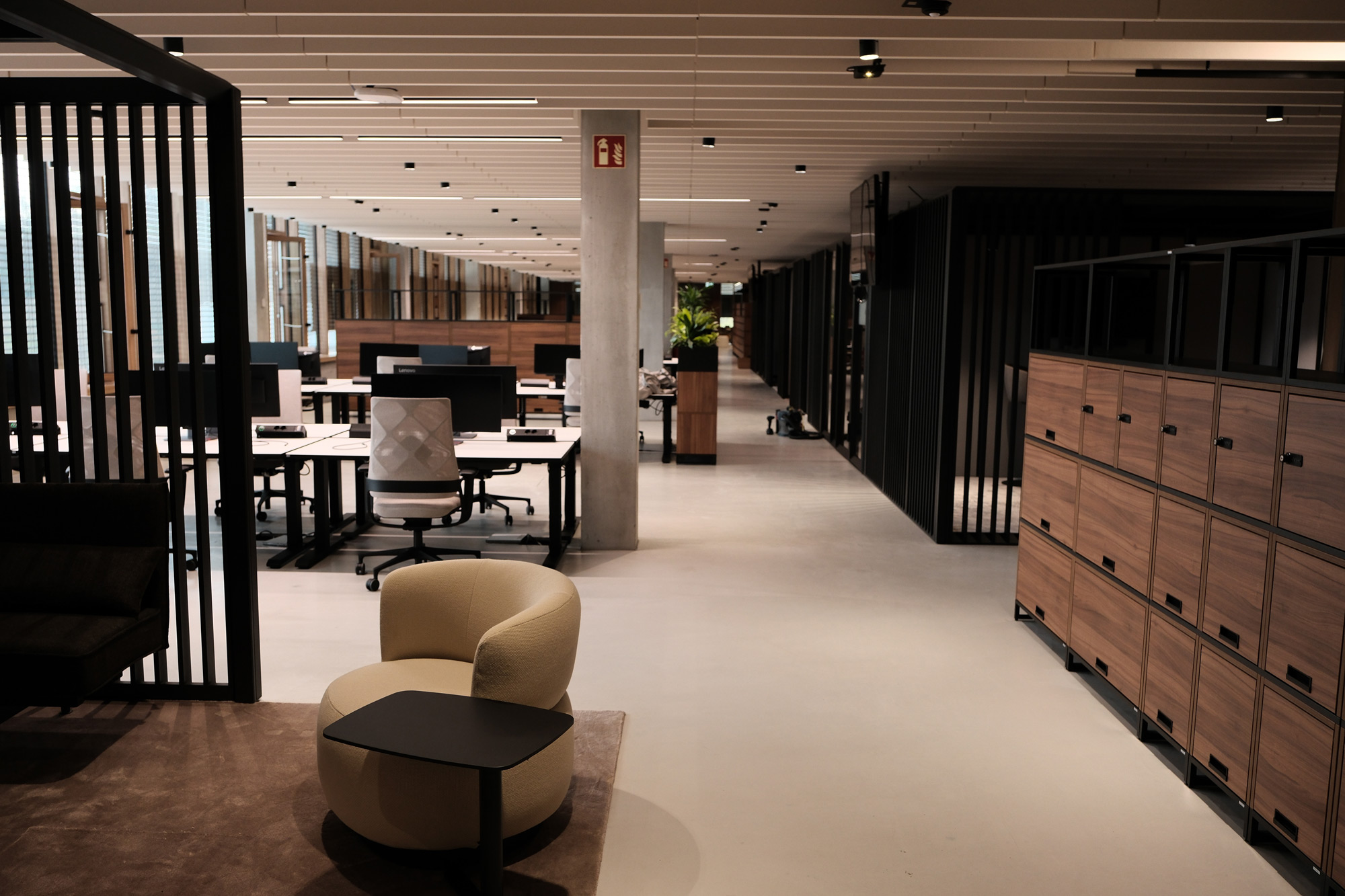 Modernes Büro mit fugenlosem Sichtestrich.