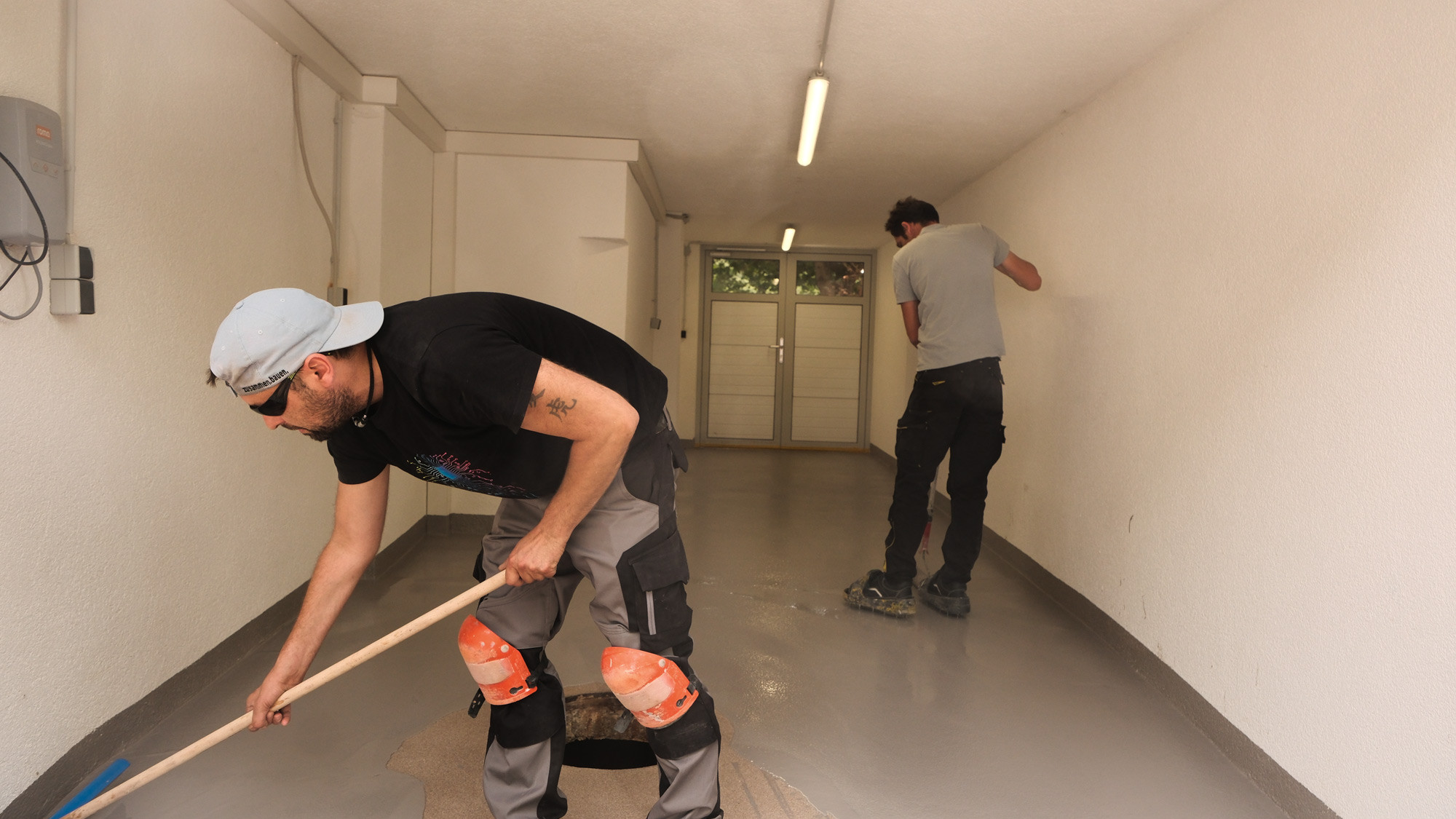 Mitarbeiter beschichten eine Garage.