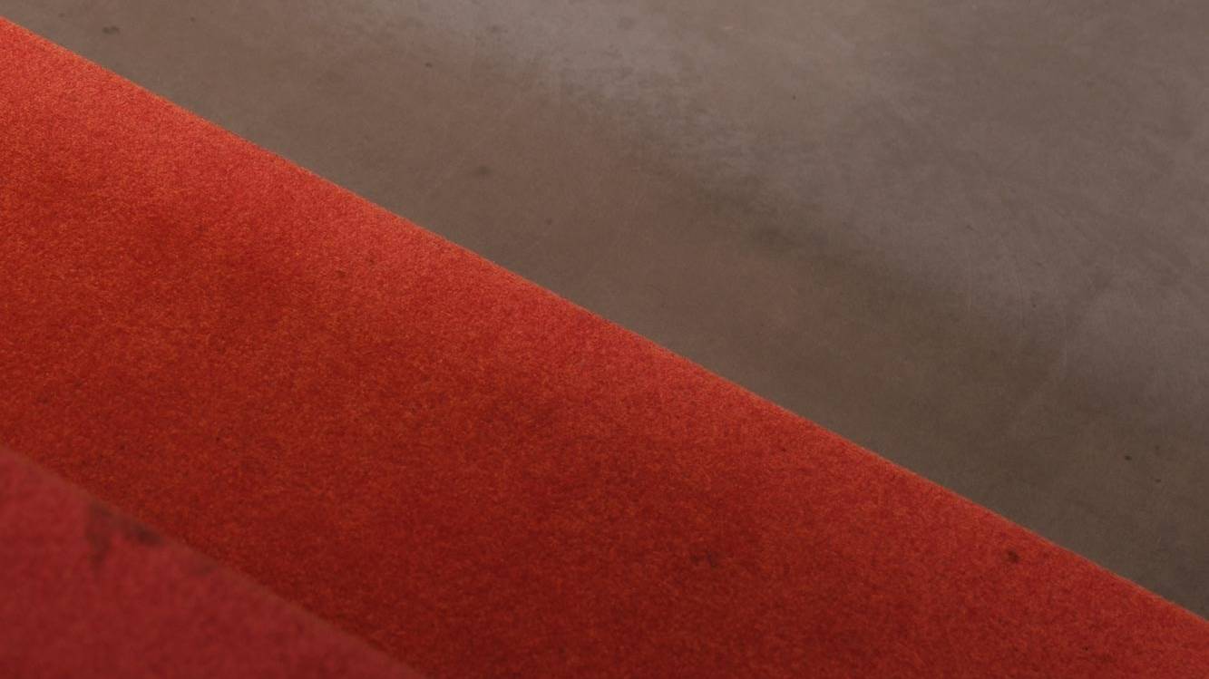 Nahaufnahme von Sichtestrich mit roten Details.