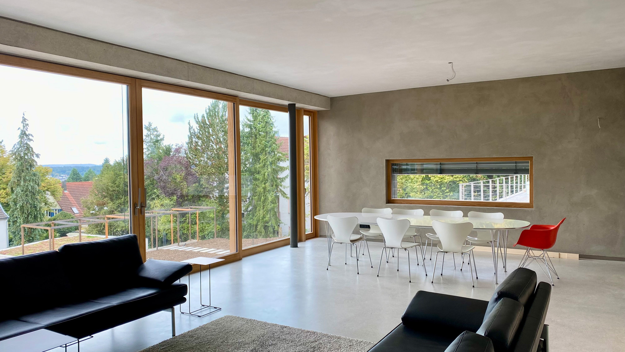 Moderner Wohnraum mit Sichtestrich in Terrazzooptik.