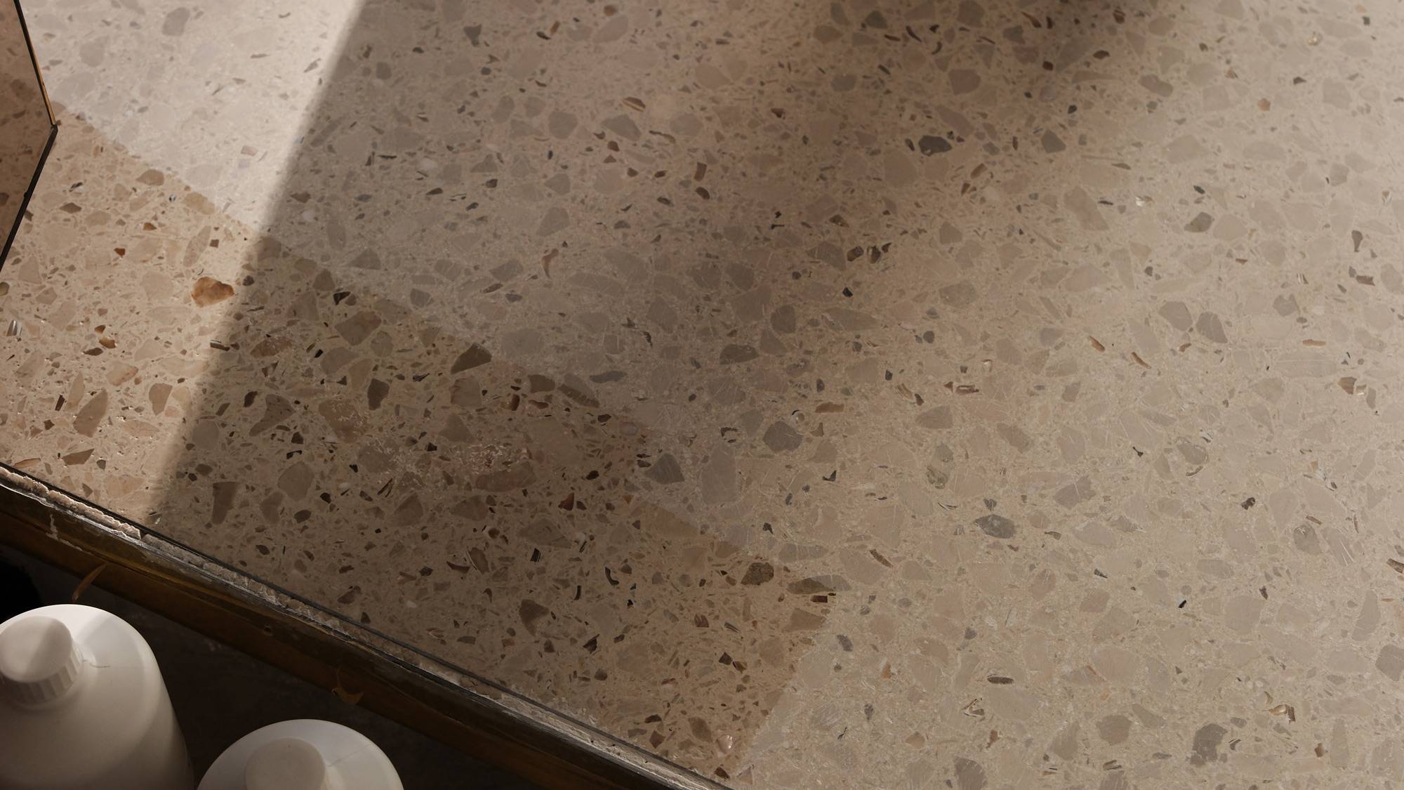 Frisch versiegelter Terrazzo-Sichtestrich.