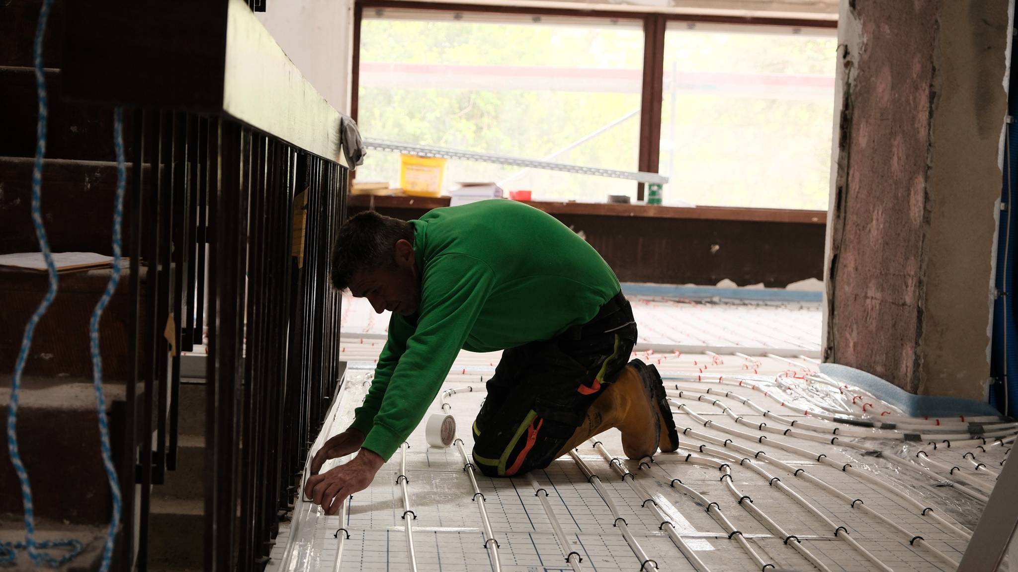 Mitarbeiter bereitet Baustelle vor.