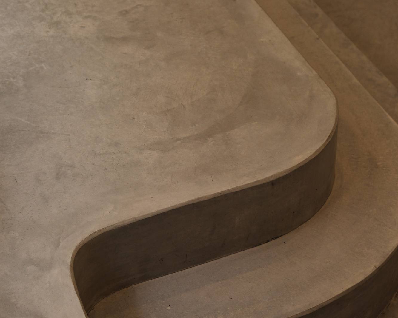 Nahaufnahme einer Treppe aus Sichtestrich.