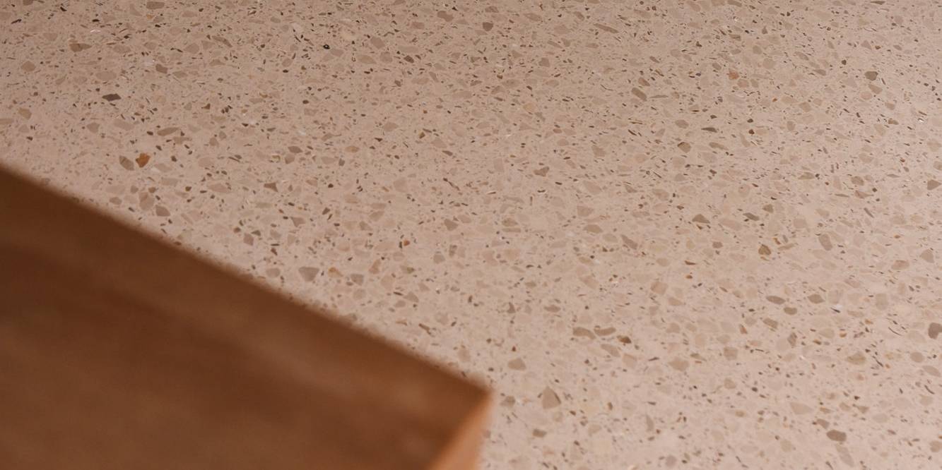 Detailaufnahme eines Terrazzobodens.