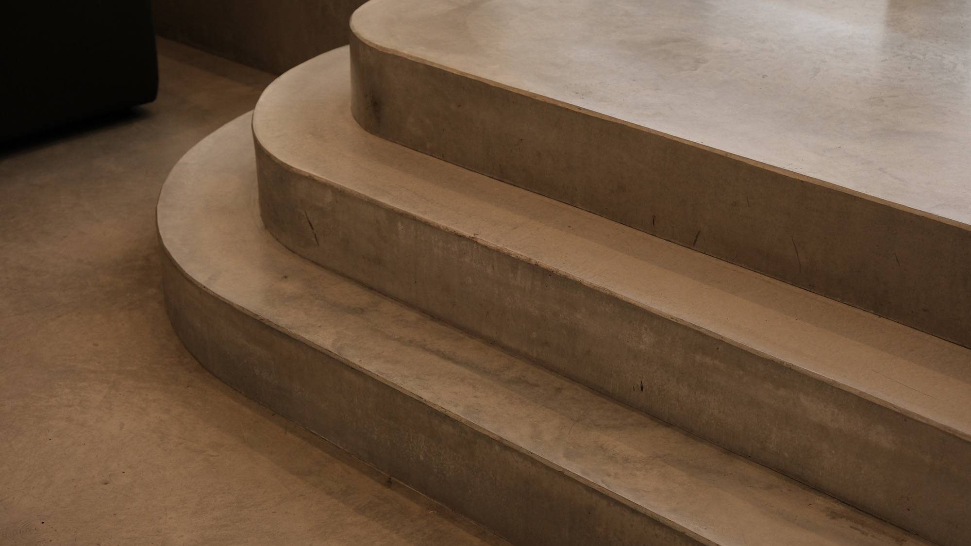 Treppe aus Sichtestrich.