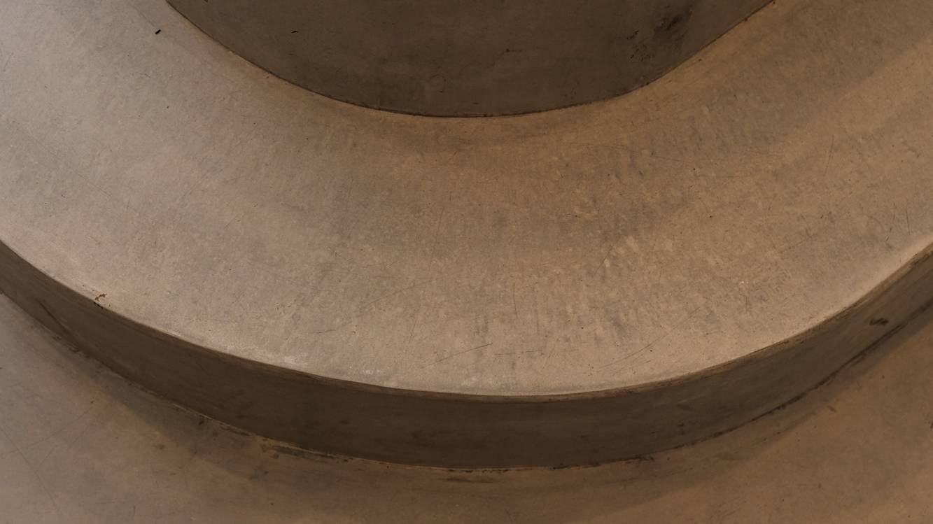 Detailaufnahme einer Treppe aus Sichtestrich.