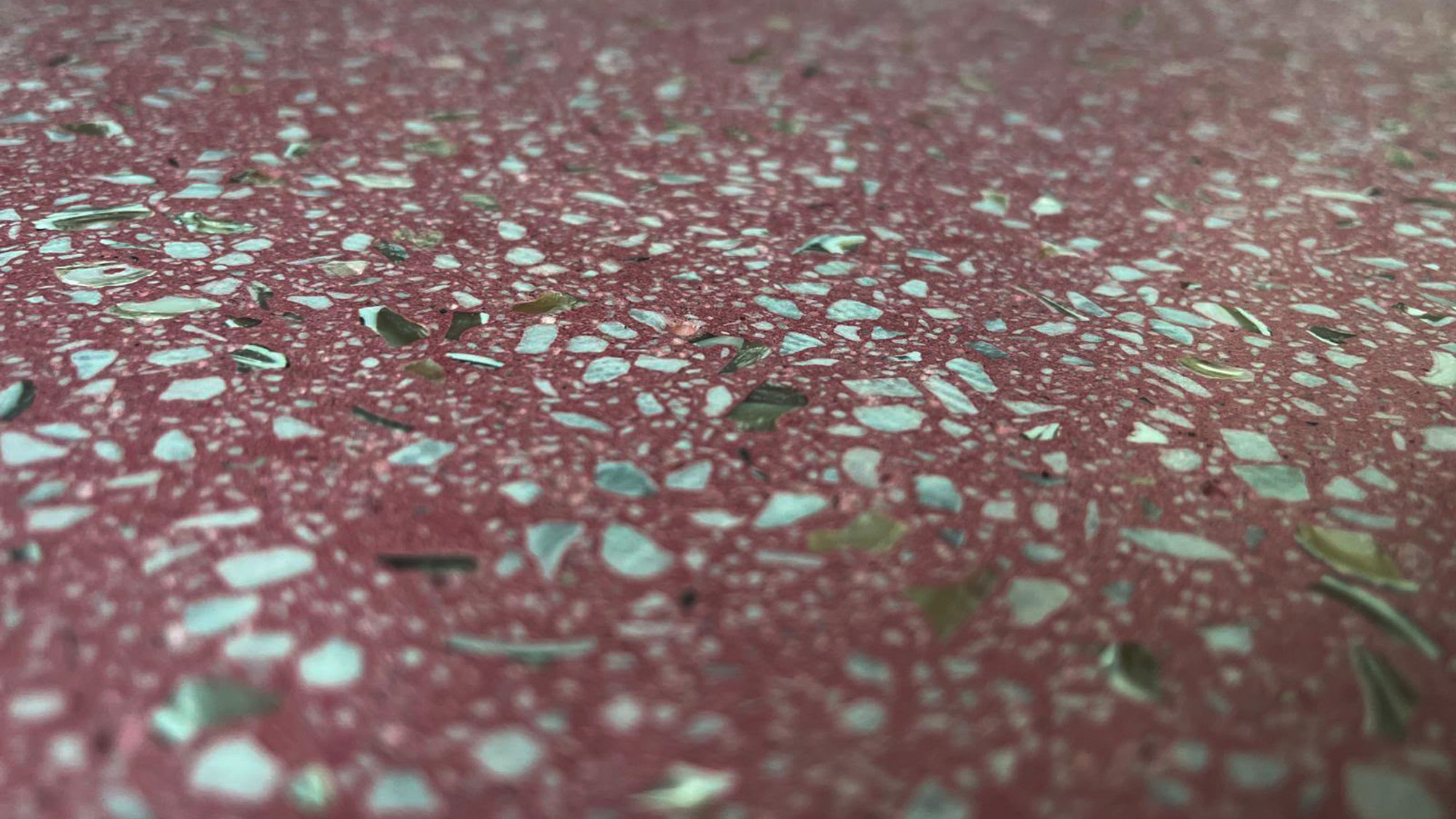 Nahaufnahme einer rosanen Terrazzofläche.