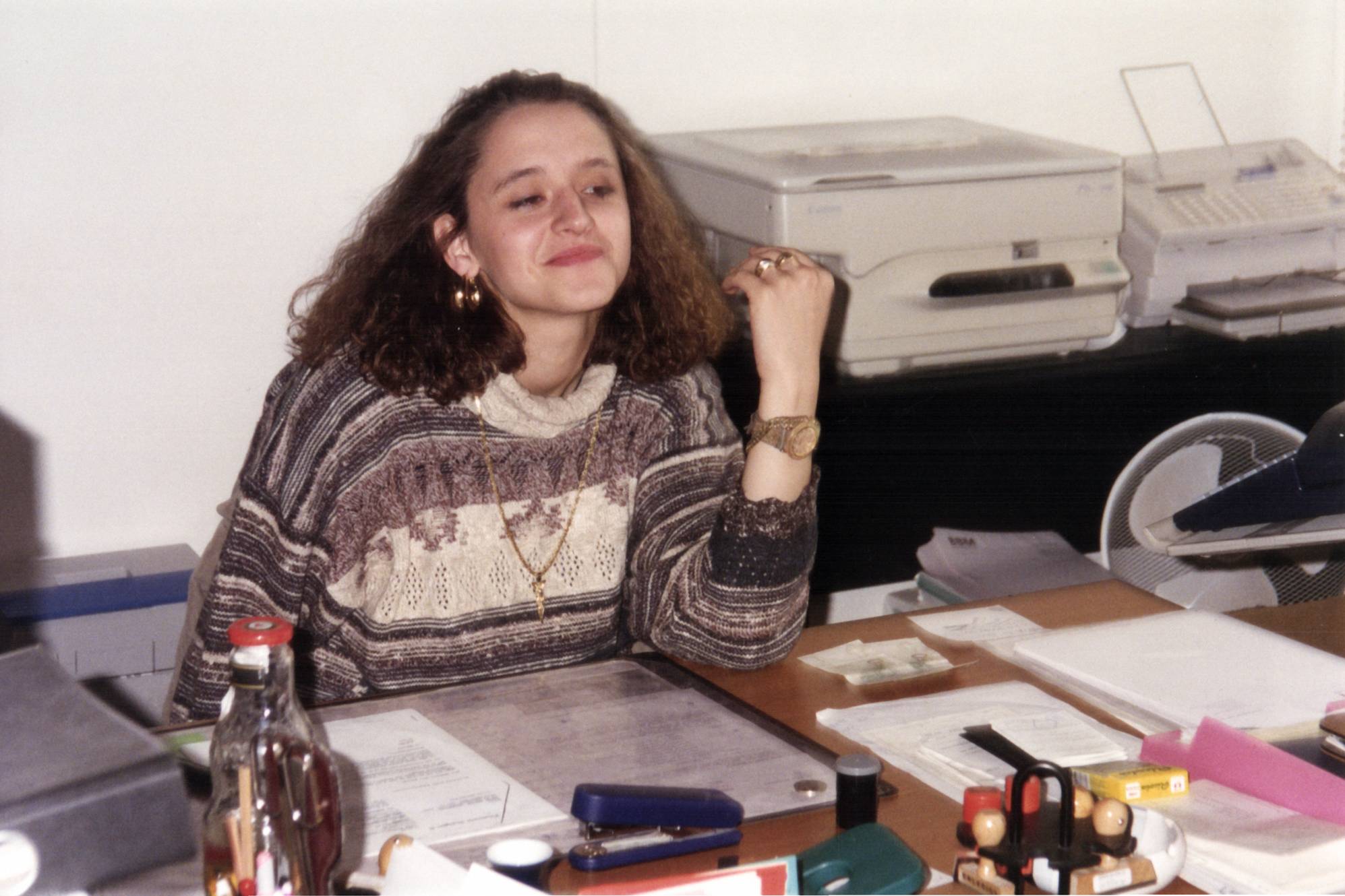 Frau Bozic im Büro zu den Anfangszeiten.